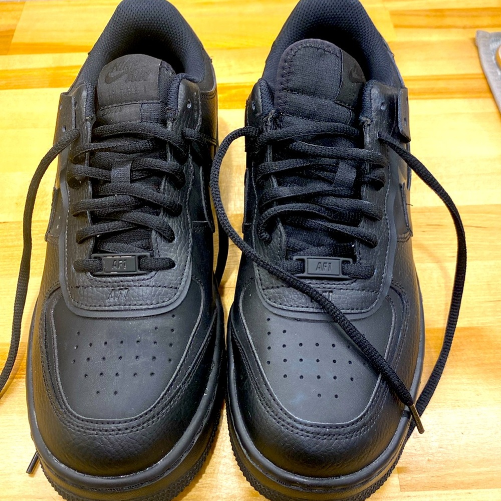 Women’s Nike air sneakers size 10